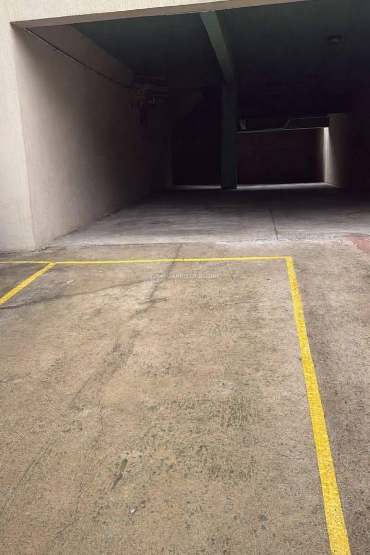 Venta de cochera amplia Cubierta. En Caseros Lado Norte.