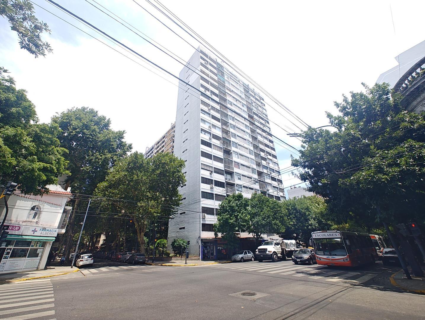 Dos ambientes en alquiler luminoso. Con lavadero.