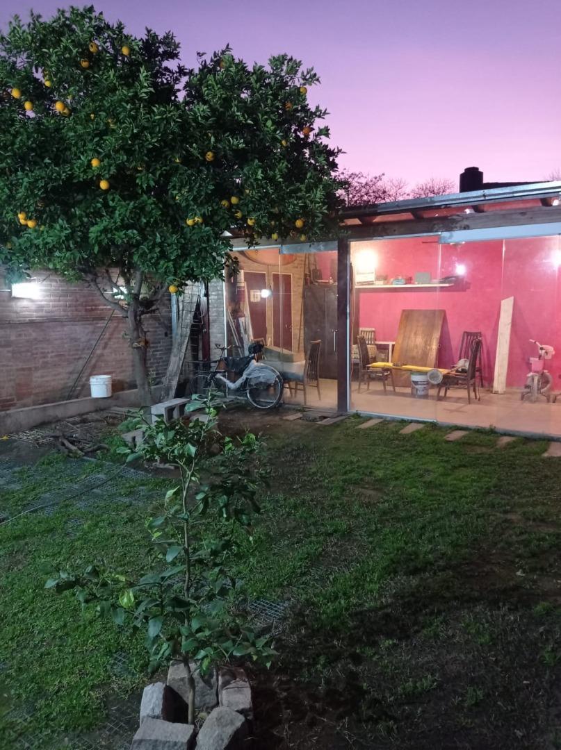 Hermosa casa con jardín y quincho - Londres 3234