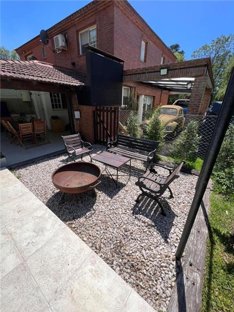 Casa en Venta con 2 cocheras