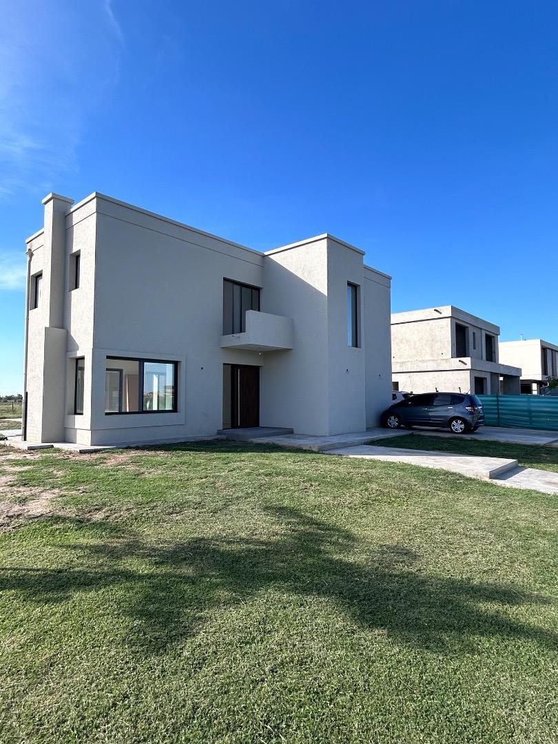 Casa 5 ambientes con 4 baños