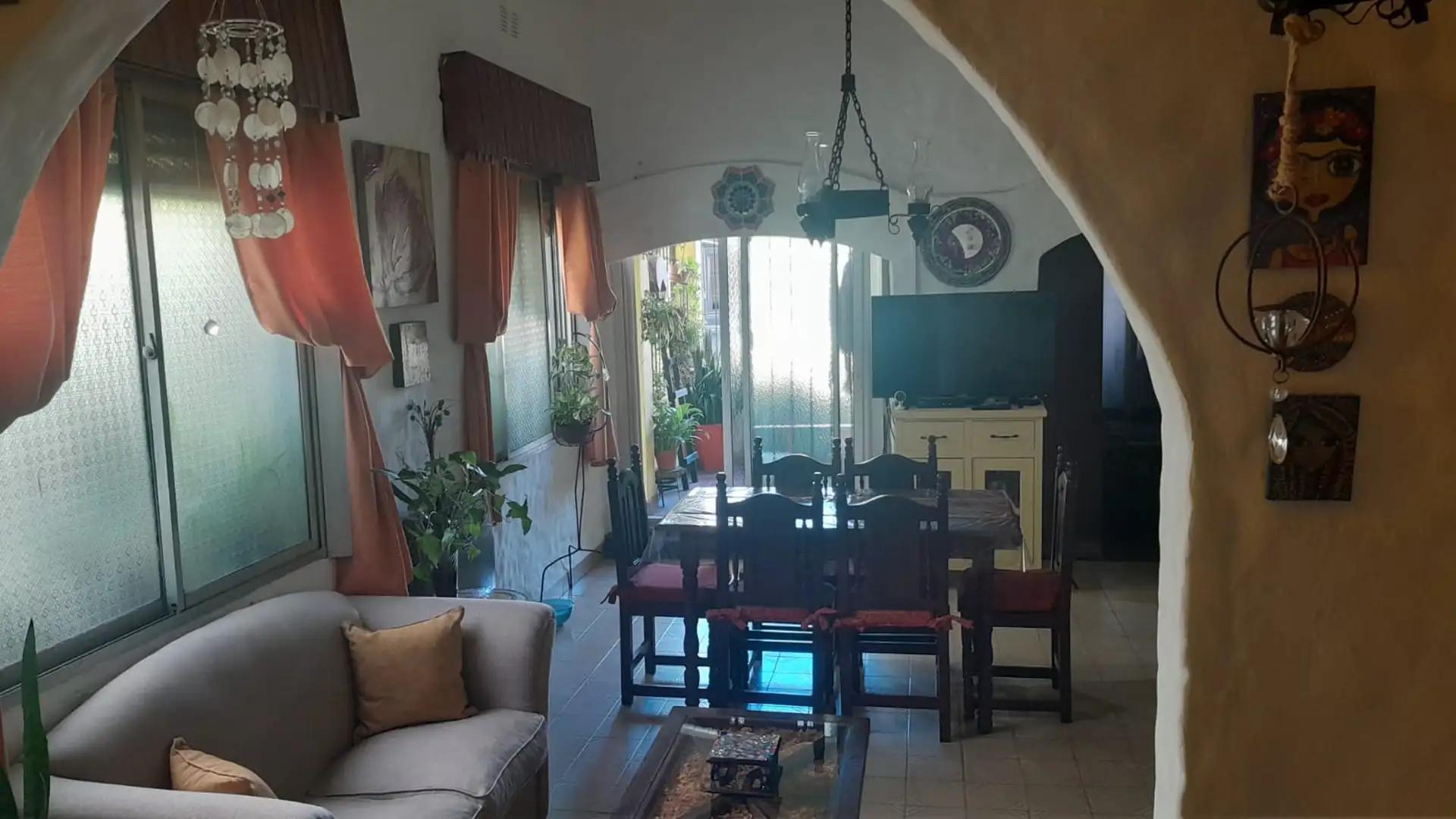 En VENTA - Casa de 4 amb con garaje + depto 3 amb y terraza
