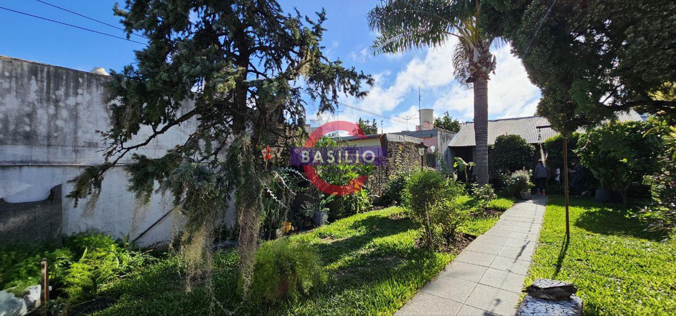 VENTA MUY BUENA CASA 3 AMBIENTES CON COCHERA Y JARDÍN