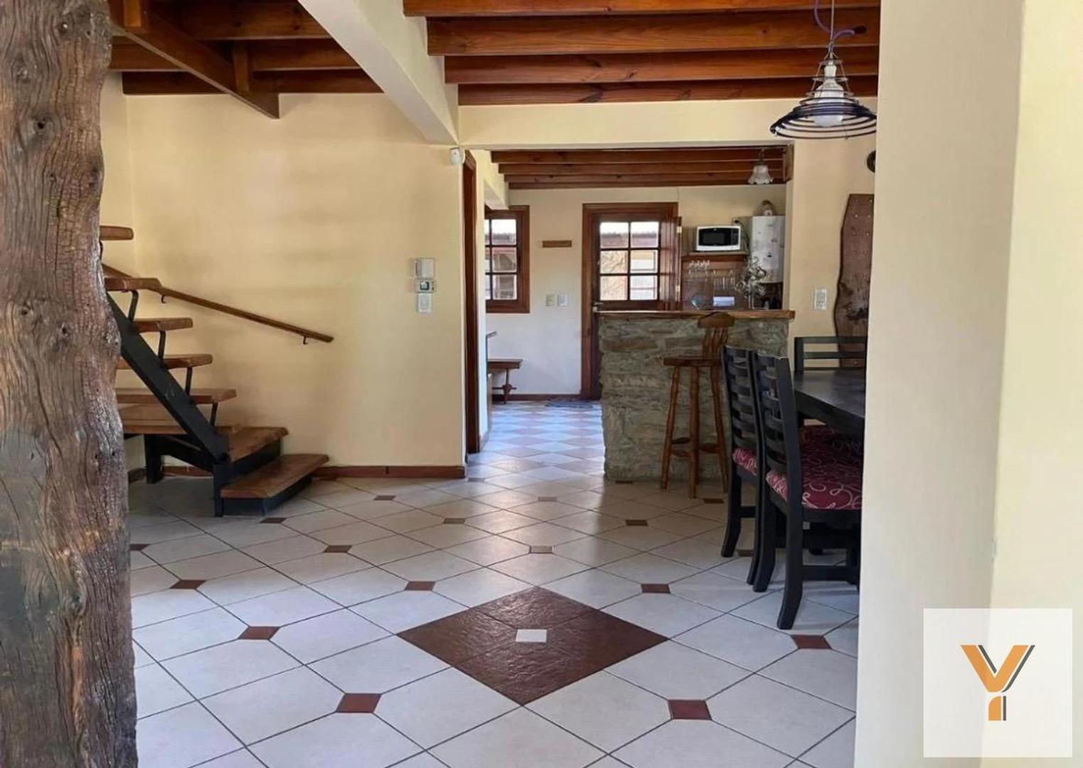 Casa en Alquiler con 2 cocheras