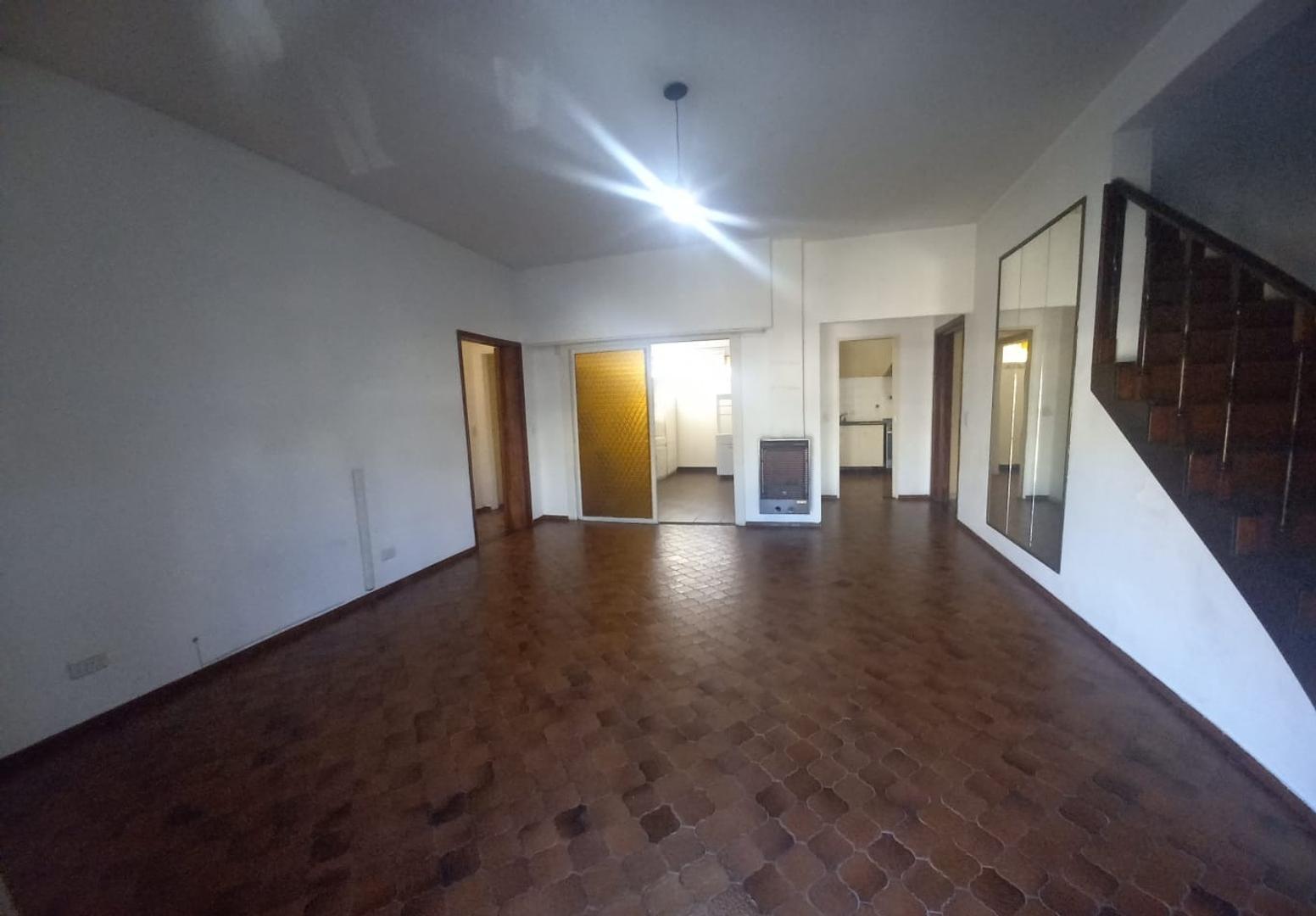 venta de casa de dos plantas con quincho y cocheras en Wilde