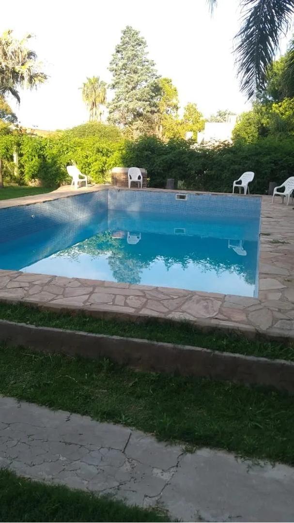 CASA EN FUNES CON PARQUE Y PILETA