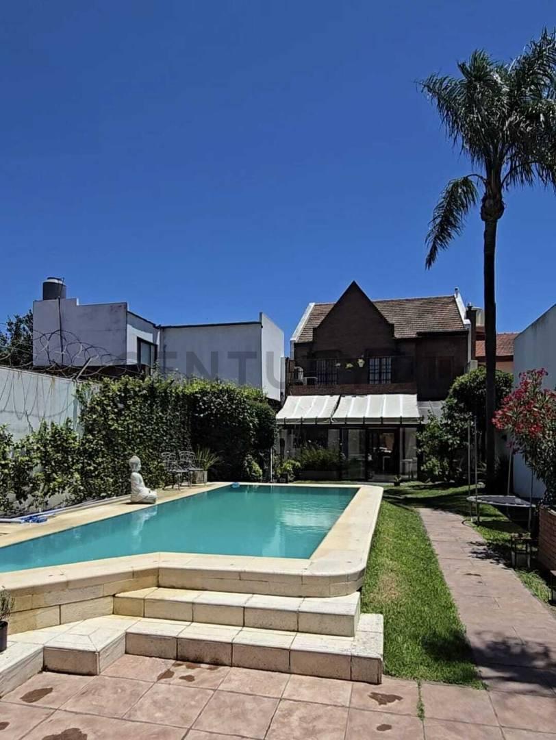 Casa en Venta con 3 cocheras