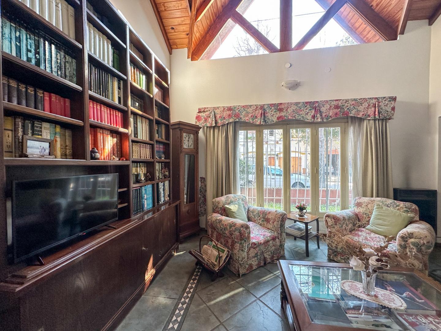 Casa 4 ambientes con 2 baños