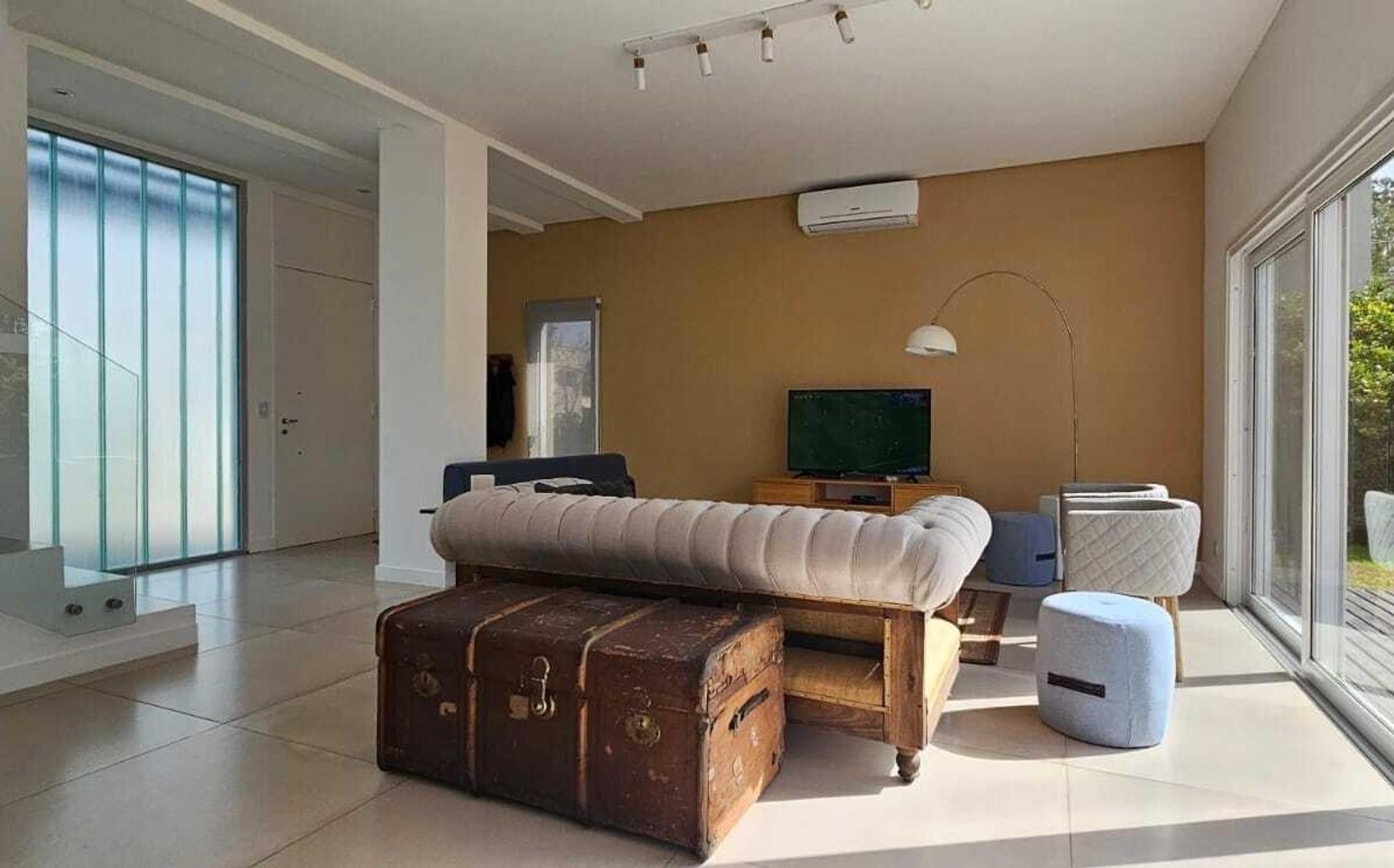 Casa en Alquiler con 1 cochera