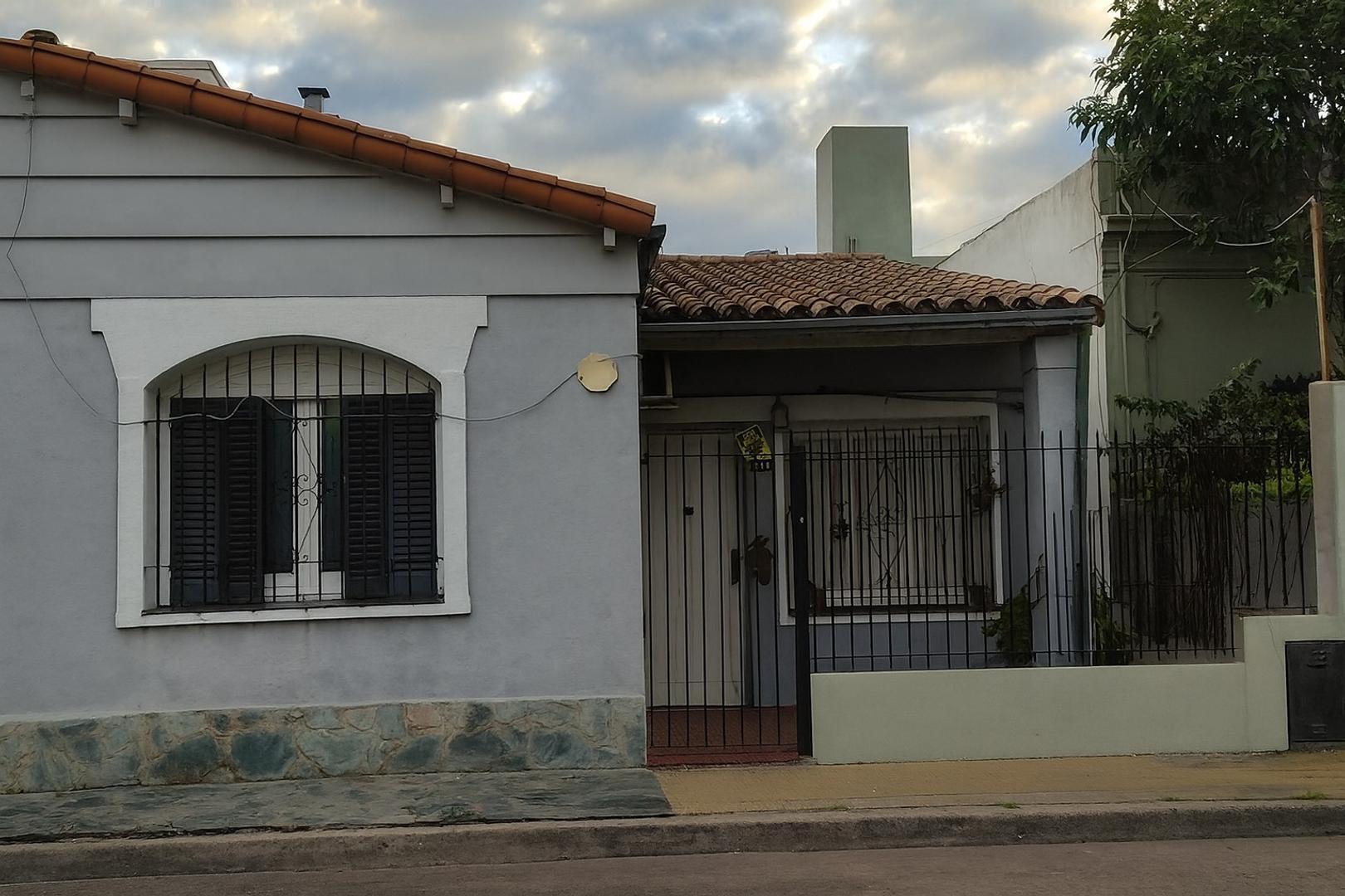 Casa 5 AMB, 3 dormitorios, sala de estar, patio.