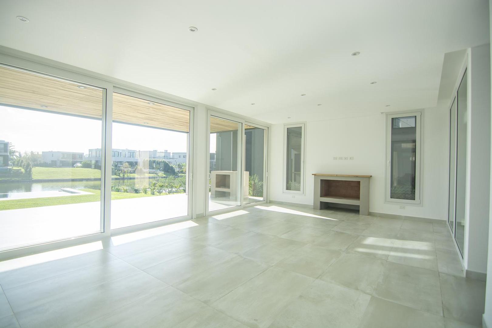 Casa en Venta con 5 cocheras