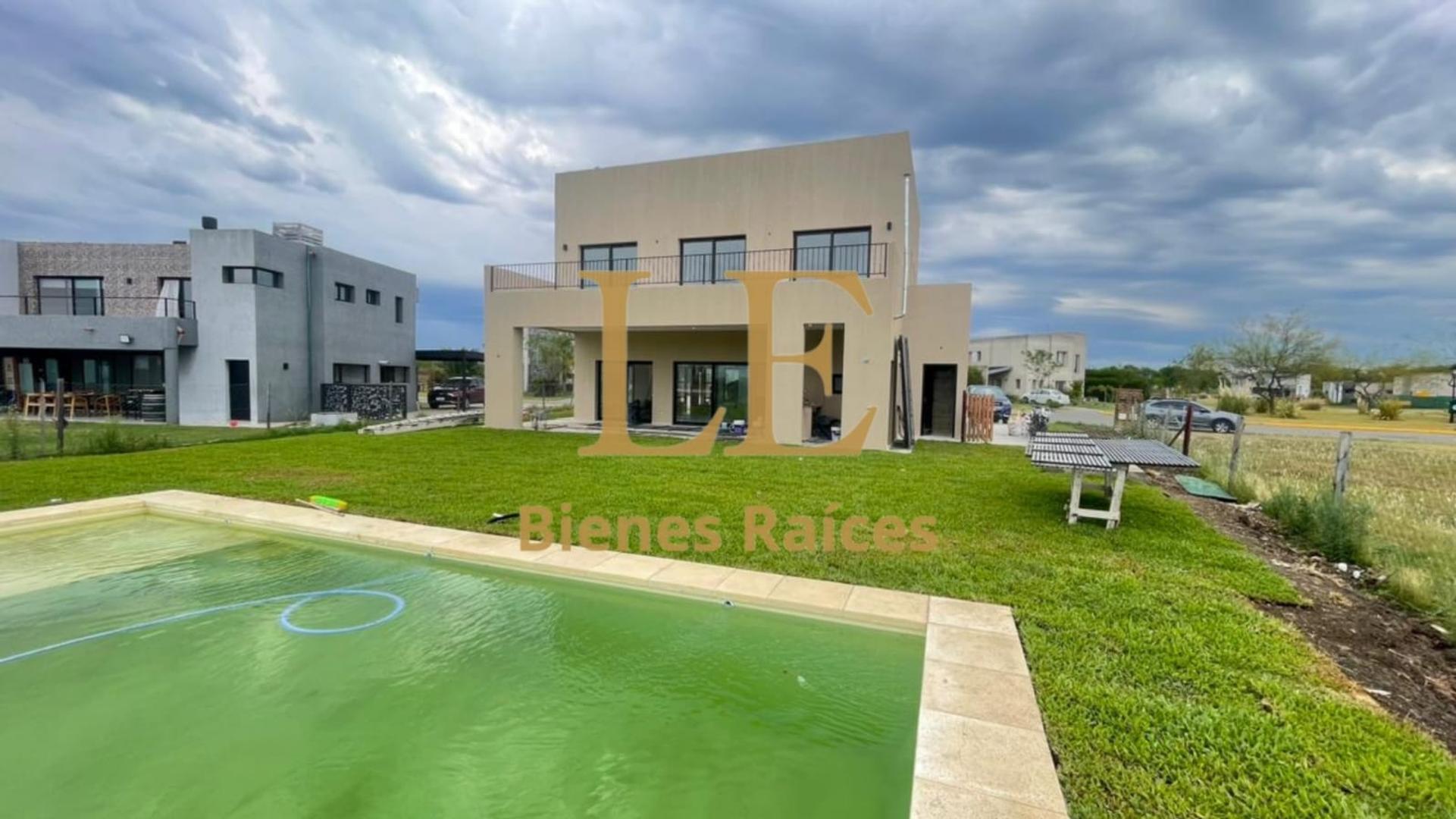 Casa en Venta con 4 cocheras