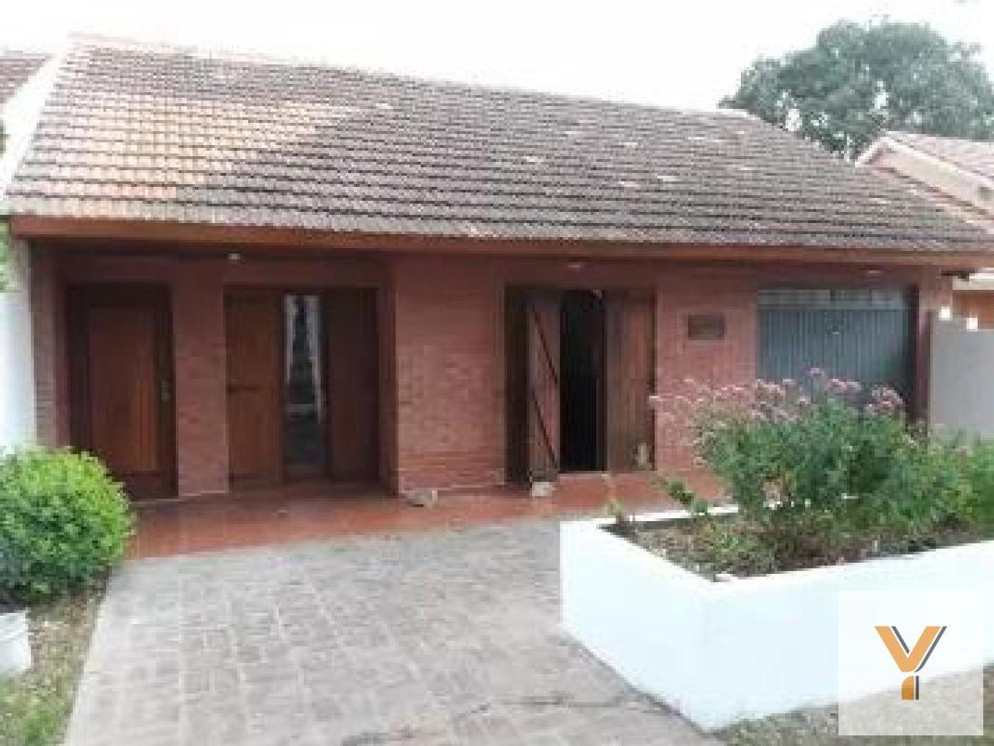 Casa en venta - 3 Dormitorios 2 Baños - Cochera -380Mts2 - Santa Clara del Mar