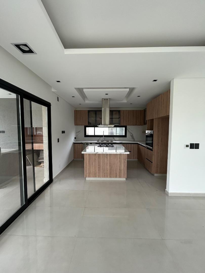 Casa en Venta con 6 cocheras