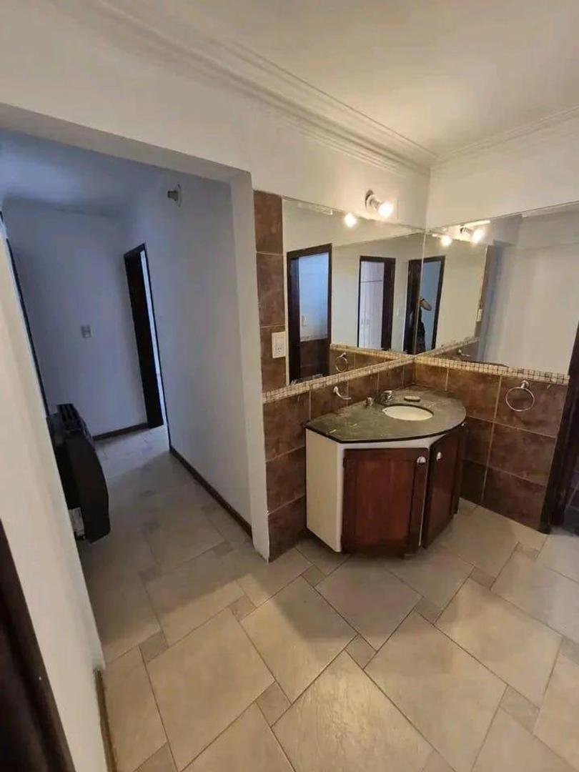 Casa en alquiler - 3 Dormitorios 3 Baños - Lomas de Zamora