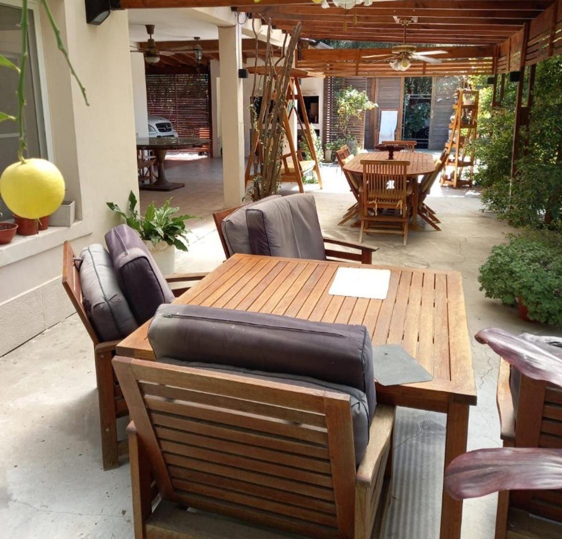 Casa en Venta con 3 cocheras