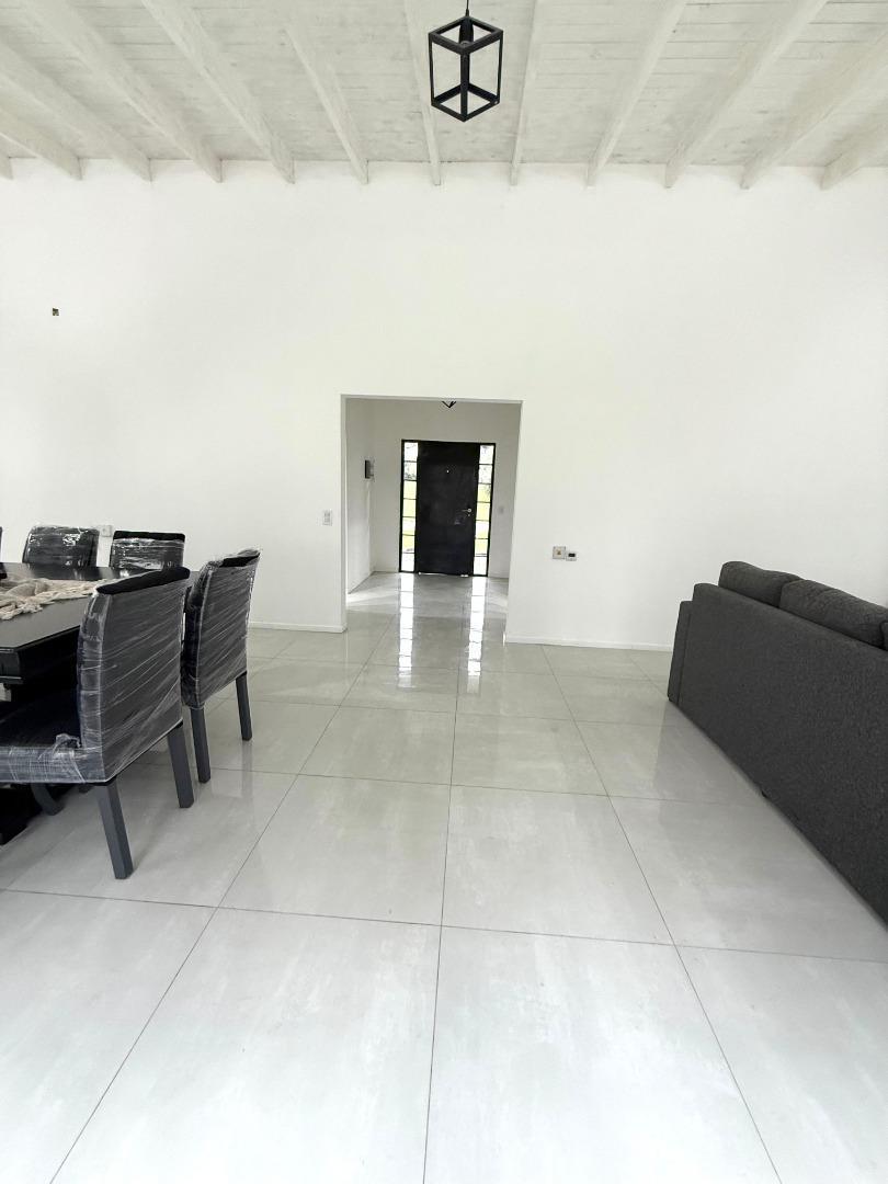 Casa en Venta con 3 cocheras