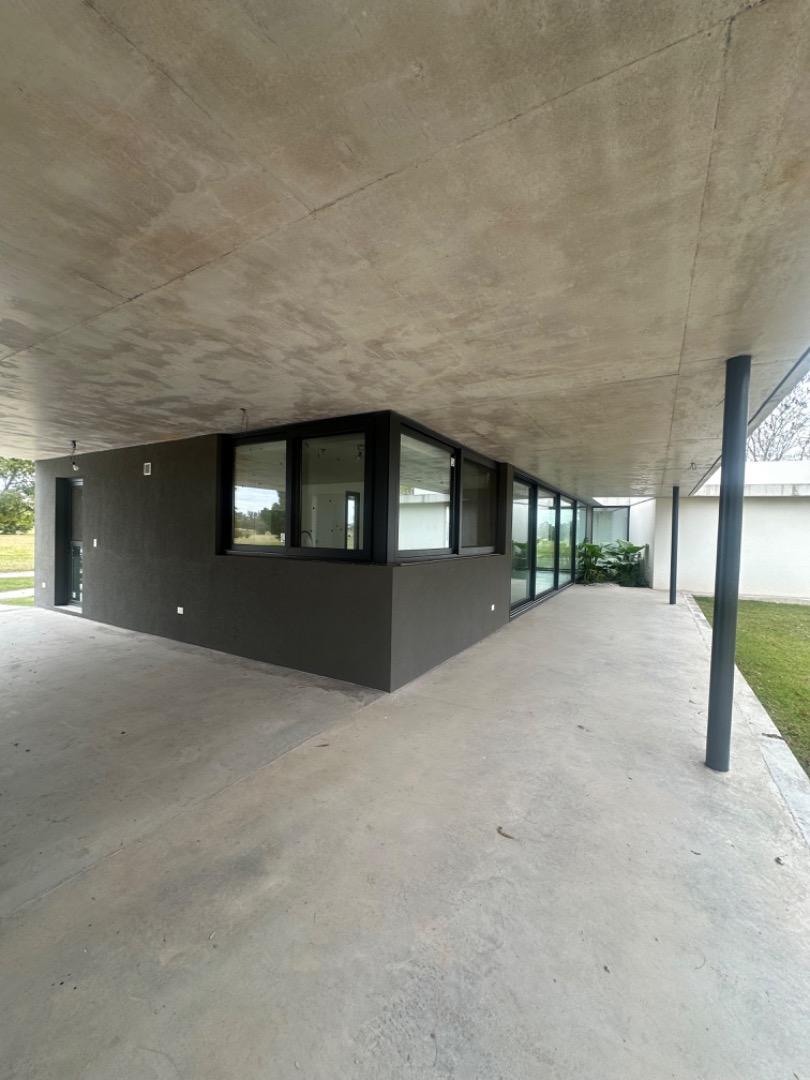 Casa en Venta con 4 cocheras