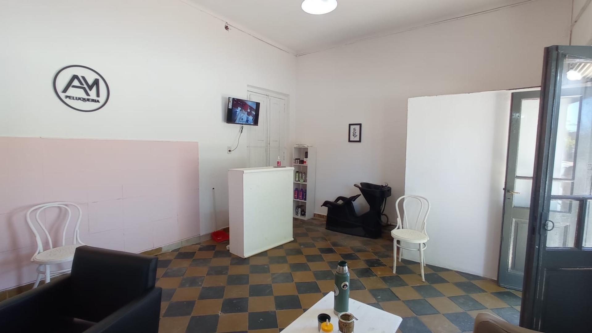 SE VENDE CASA CON LOCAL  