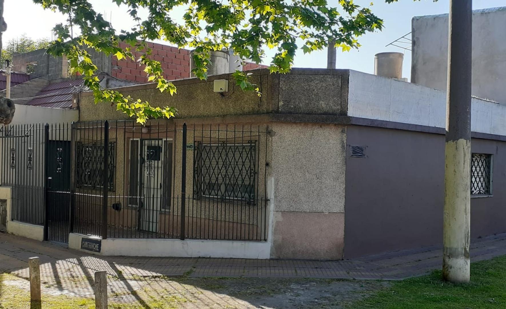 CASA DE 3 AMB. CON COCHERA APTA A CREDITO  nuevo precio