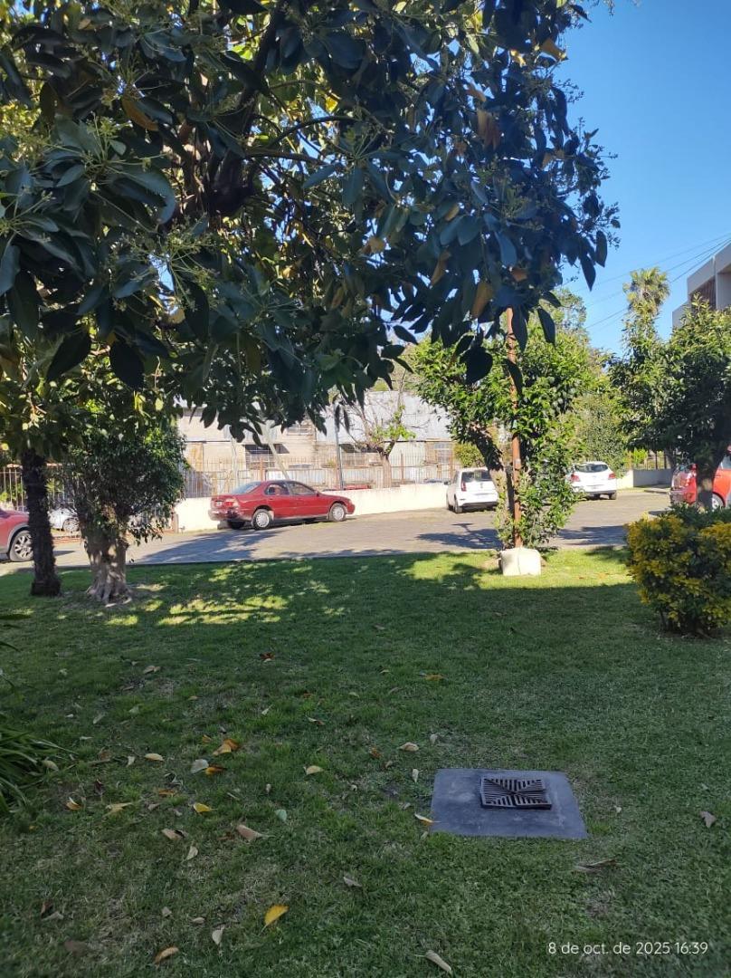 DEPARTAMENTO DE 3 AMB EN PB CON BALCON Y COCHERA DESCUBIERT