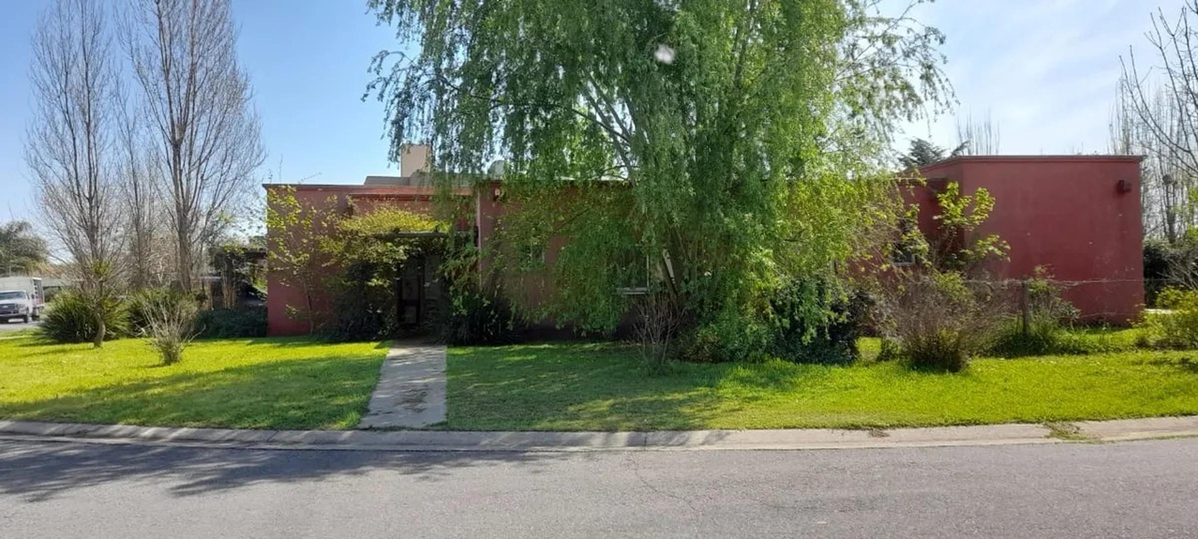 Casa en Alquiler con 2 cocheras