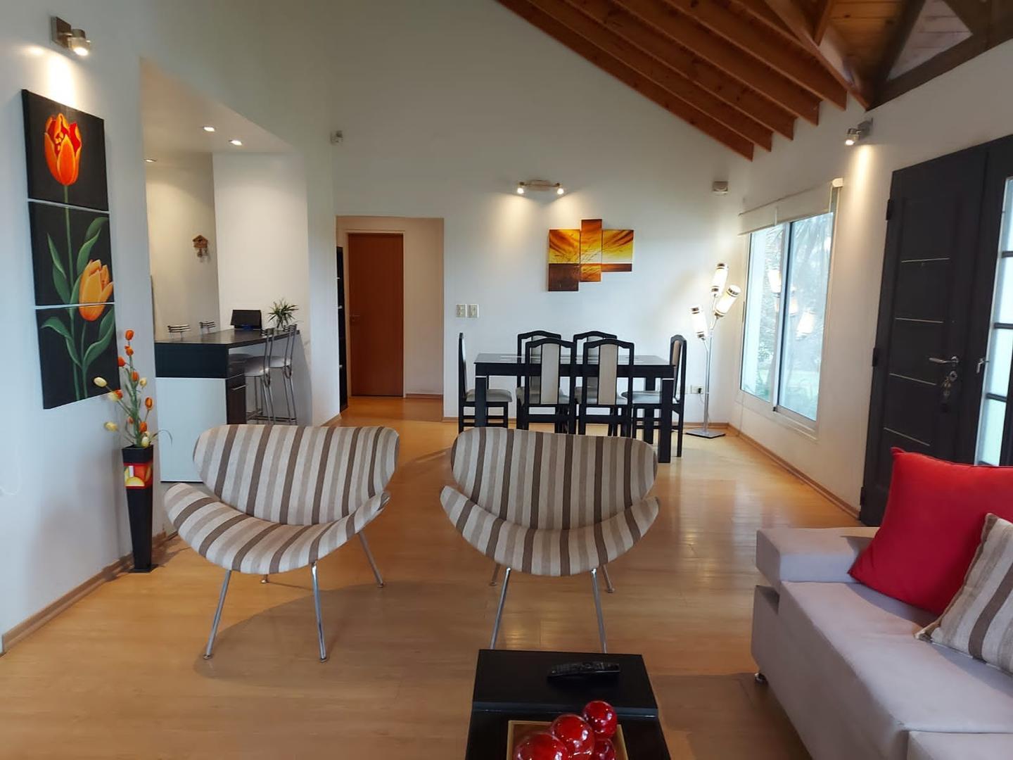 Casa 4 ambientes con 2 baños