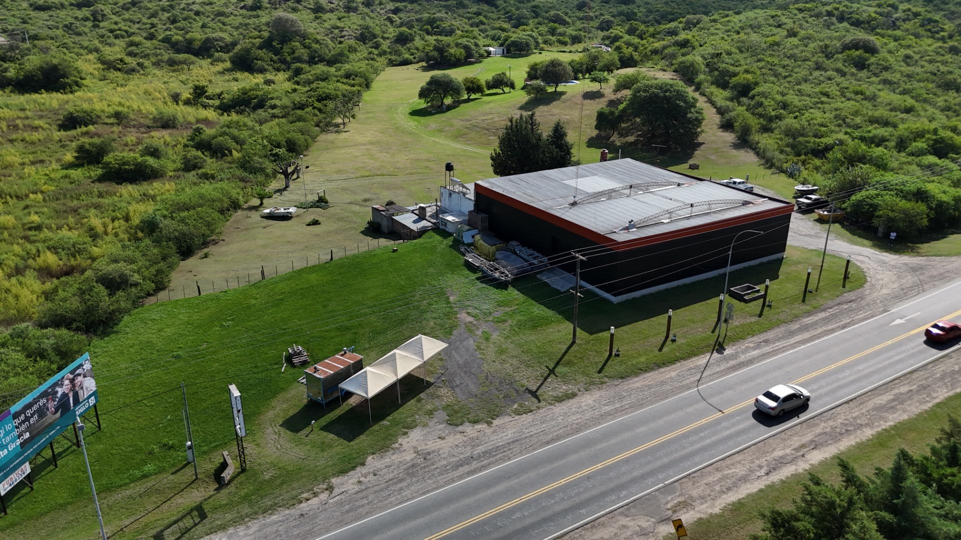 Venta Nave Comercial + Vivienda Falda del Carmen