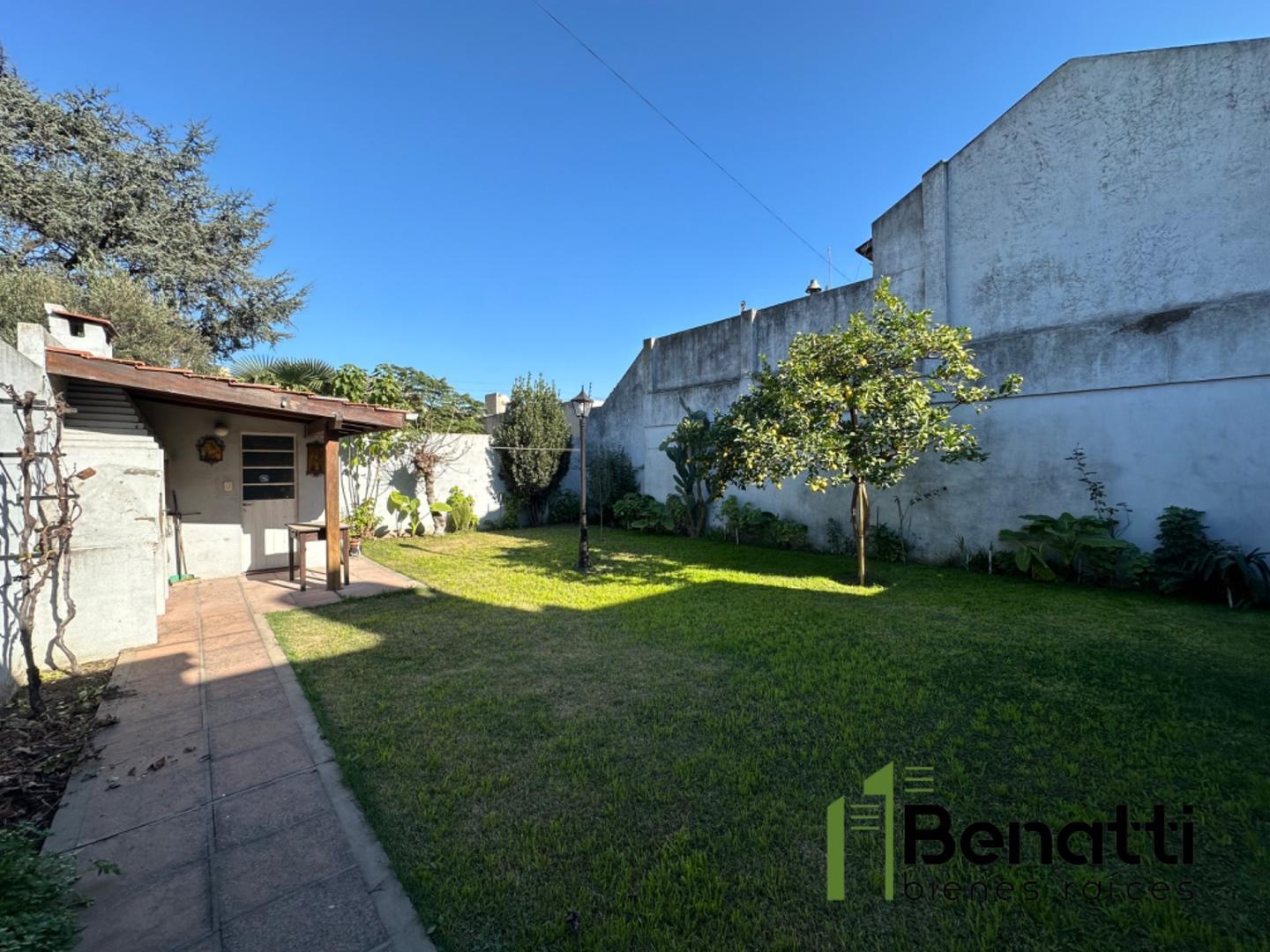 Casa MULTIFAMILIAR 6 ambientes con patio y jardín en VENTA