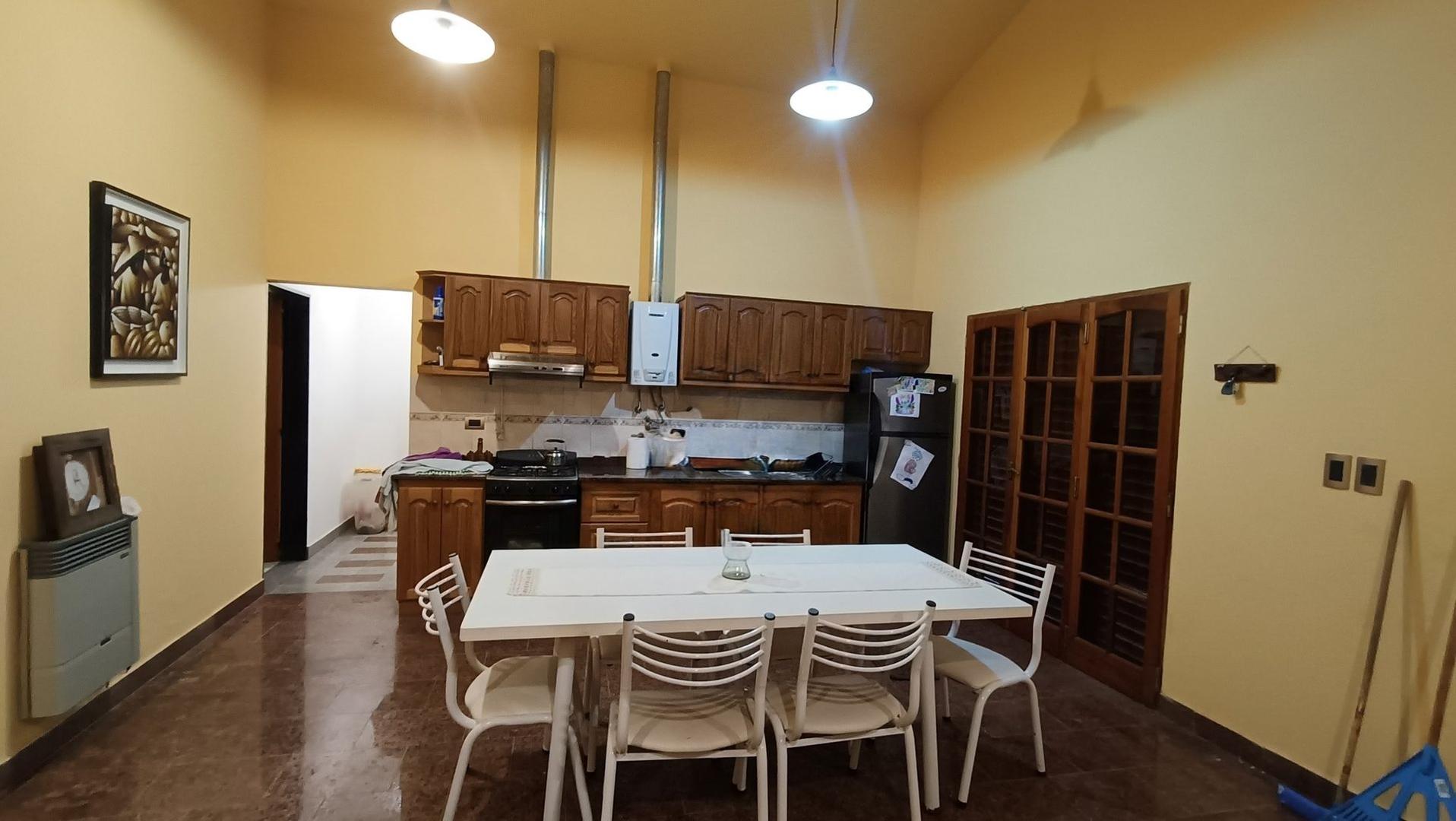 Casa en Venta con 3 cocheras