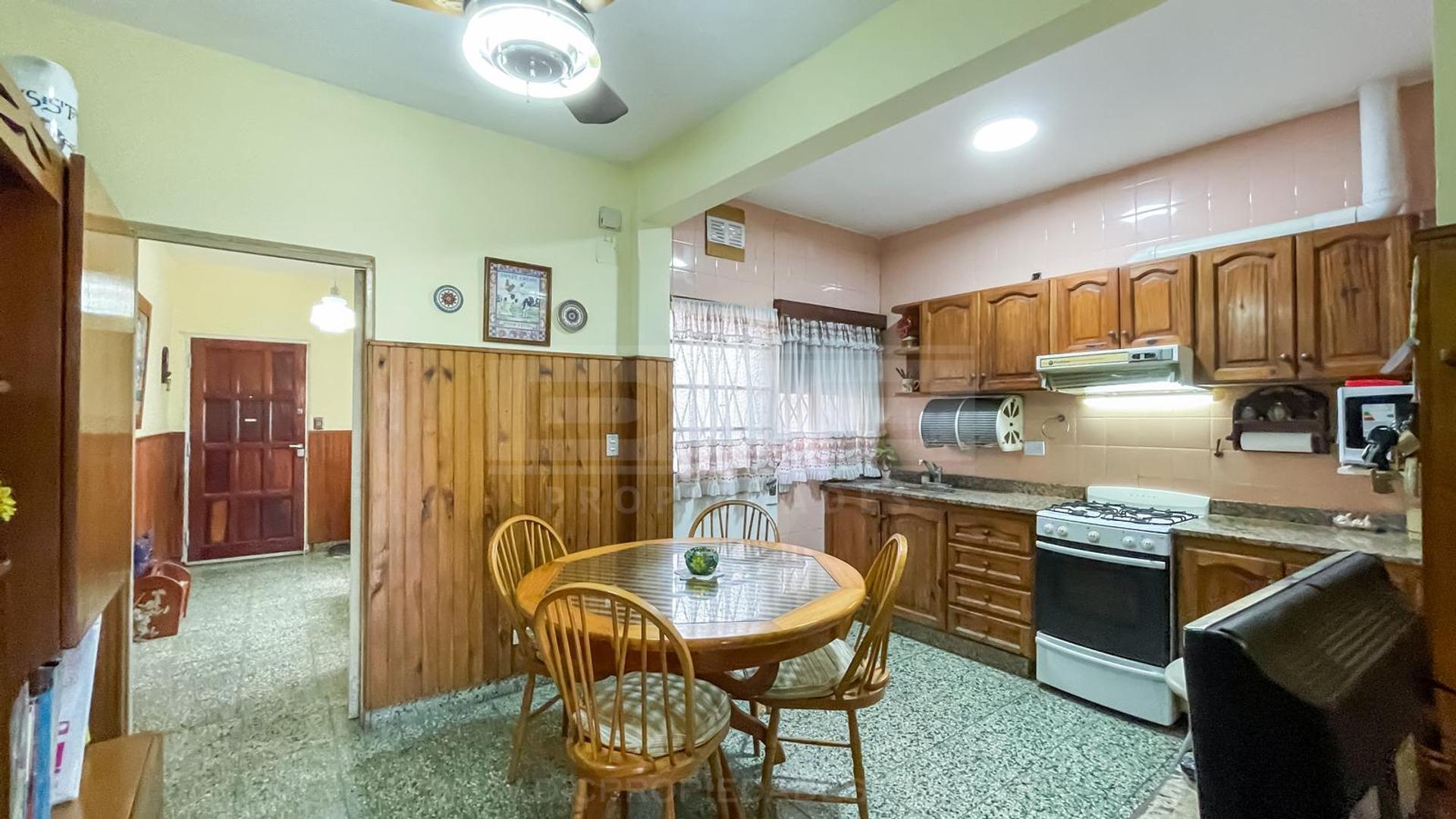 Casa 4 ambientes con 2 baños