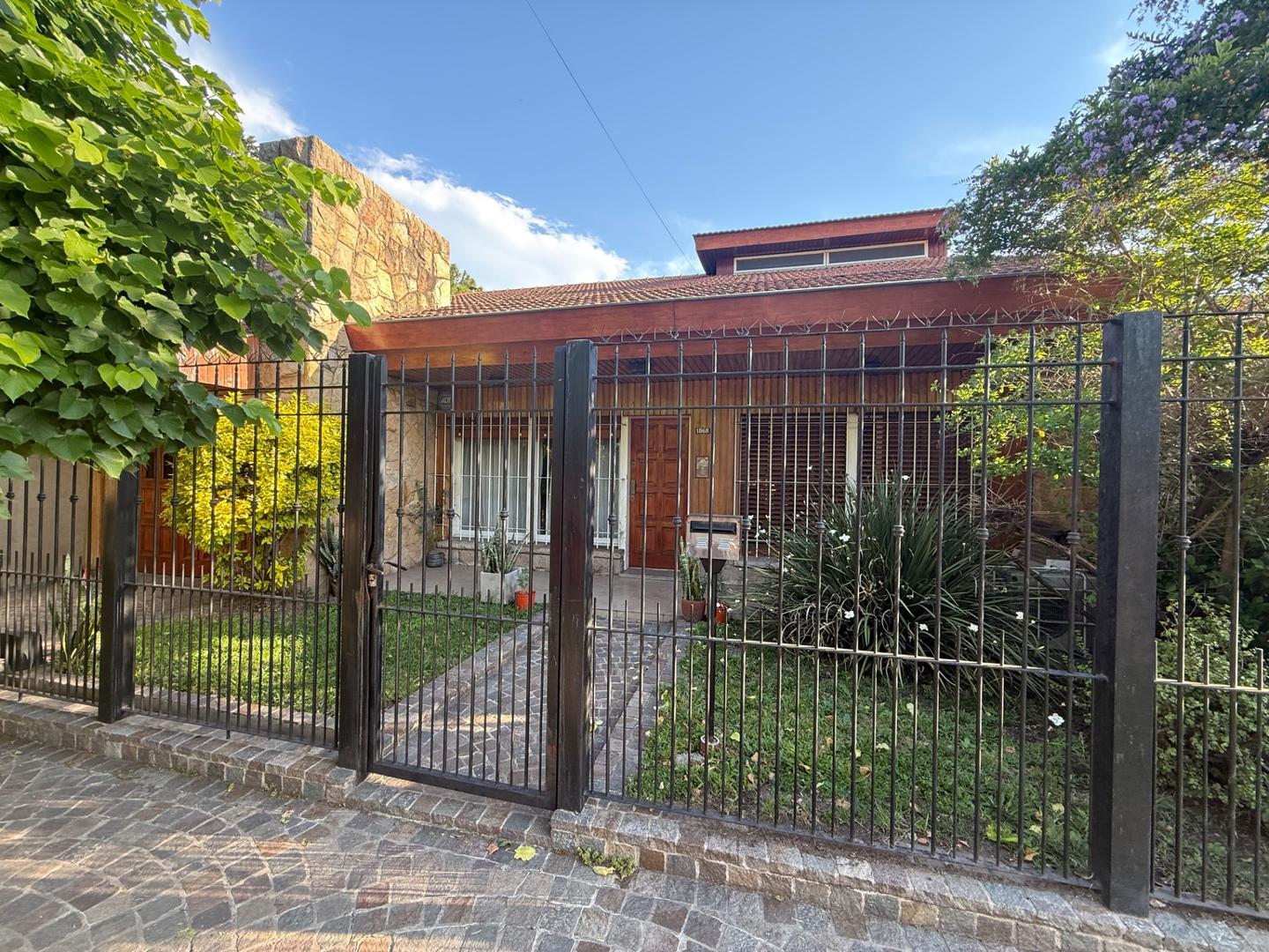 Casa 4 ambientes - Castelar norte