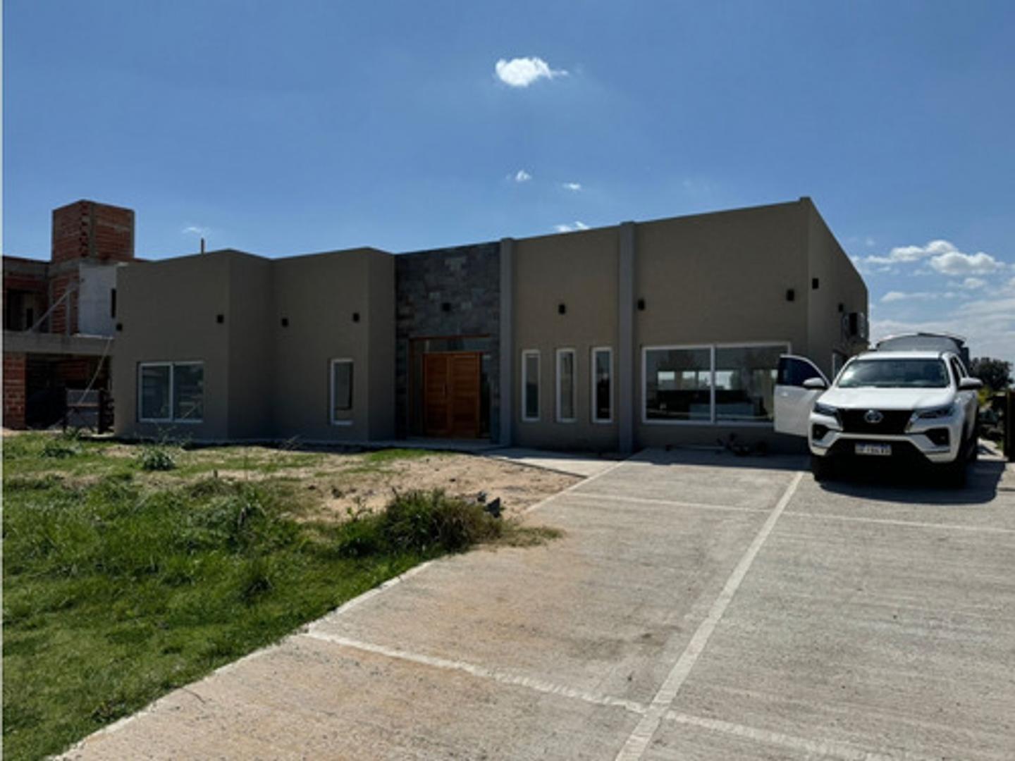 Casa 5 ambientes con 3 baños