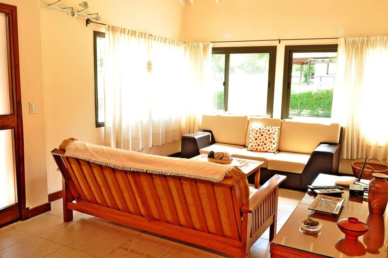 Casa 4 ambientes con 2 baños