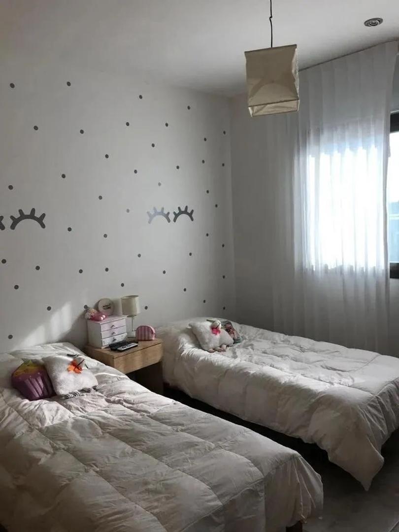 Casa en Alquiler con 4 cocheras