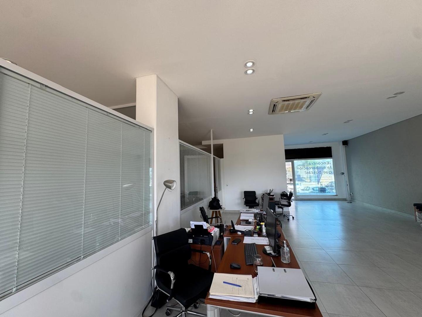 Unico local en alquiler 1.3.26. Disponible. Ideal cafeteria.