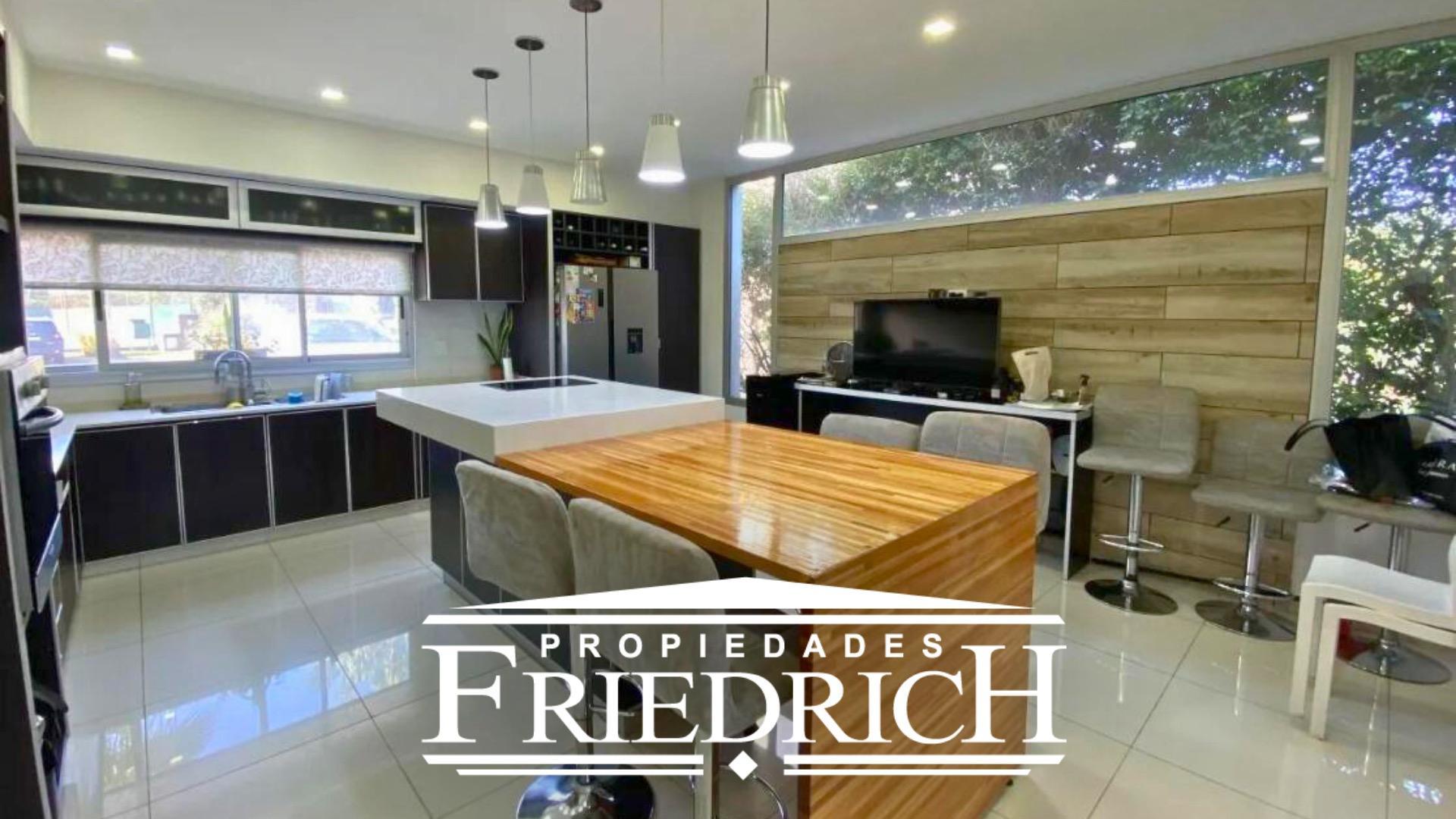 Casa en Venta con 5 cocheras