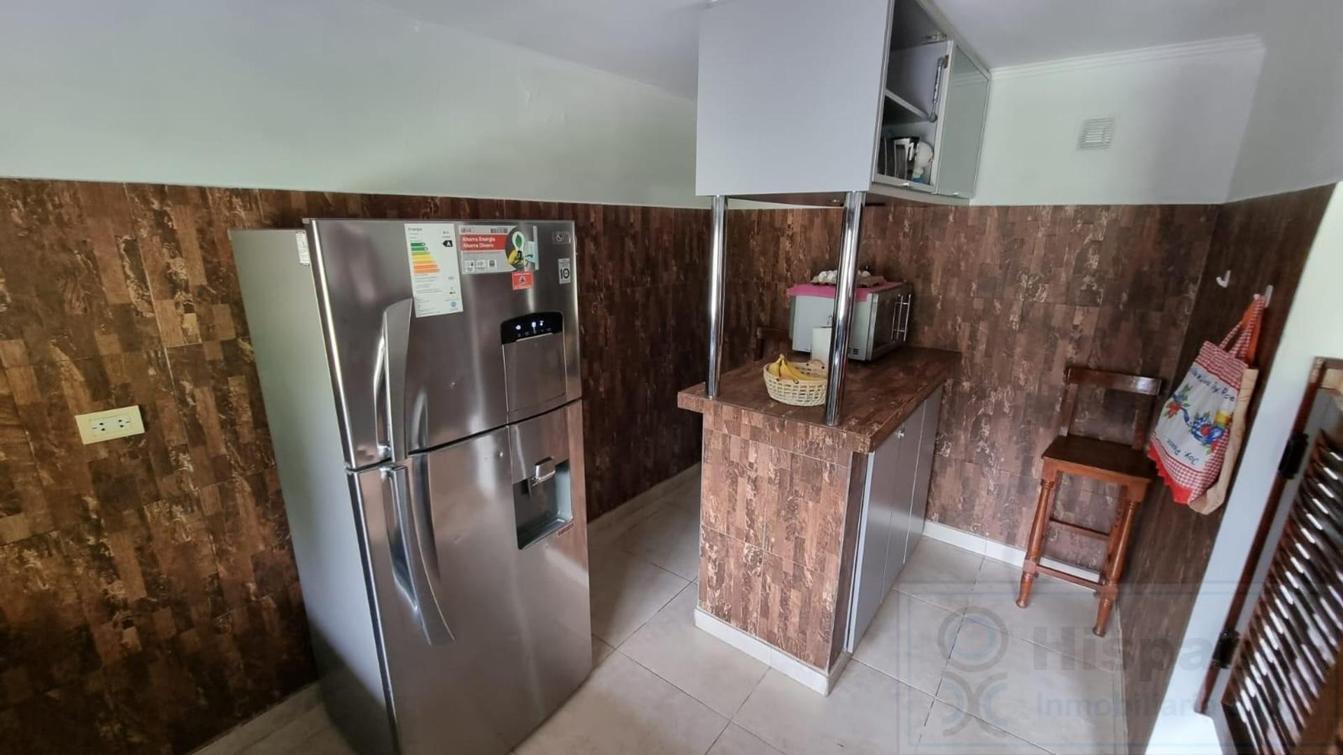 Casa 8 ambientes con 2 baños