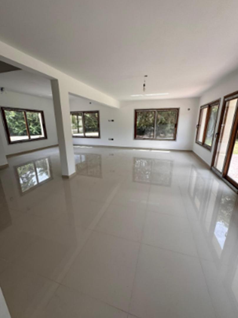 Casa 5 ambientes con 4 baños