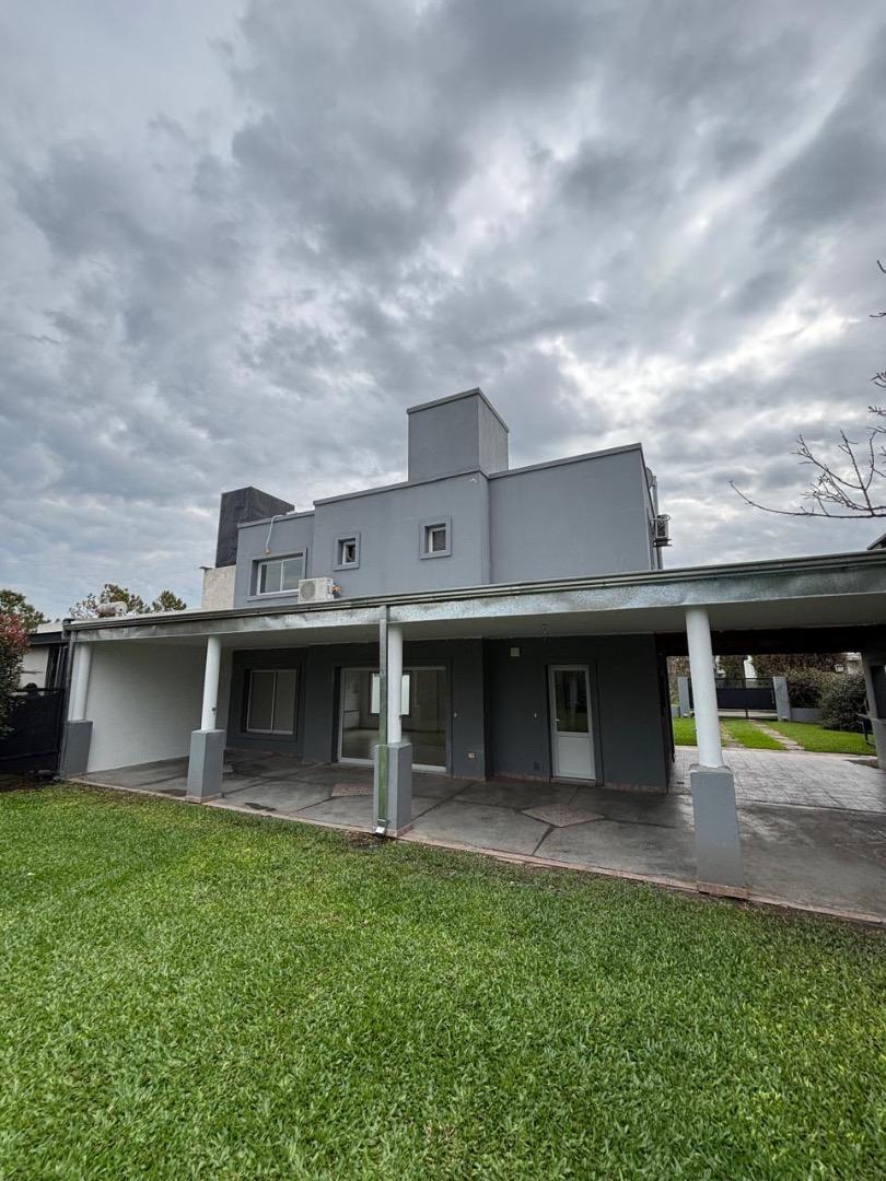 Casa en Alquiler con 2 cocheras