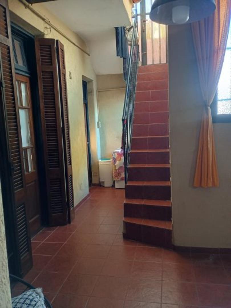 CASA DE PASILLO DE DOS DORMITORIOS, EN BARRIO ABASTO.