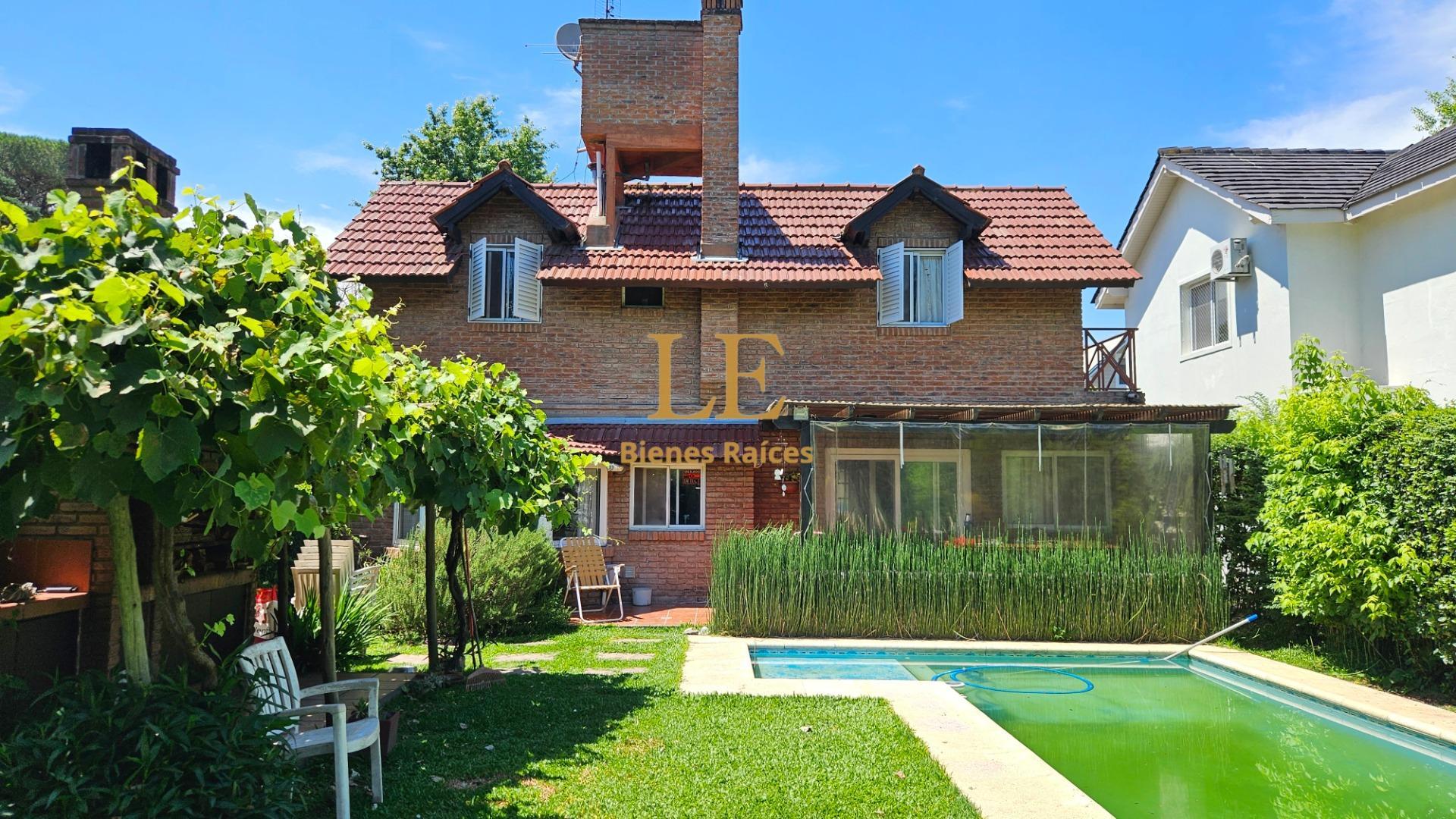 Casa en Venta con 2 cocheras