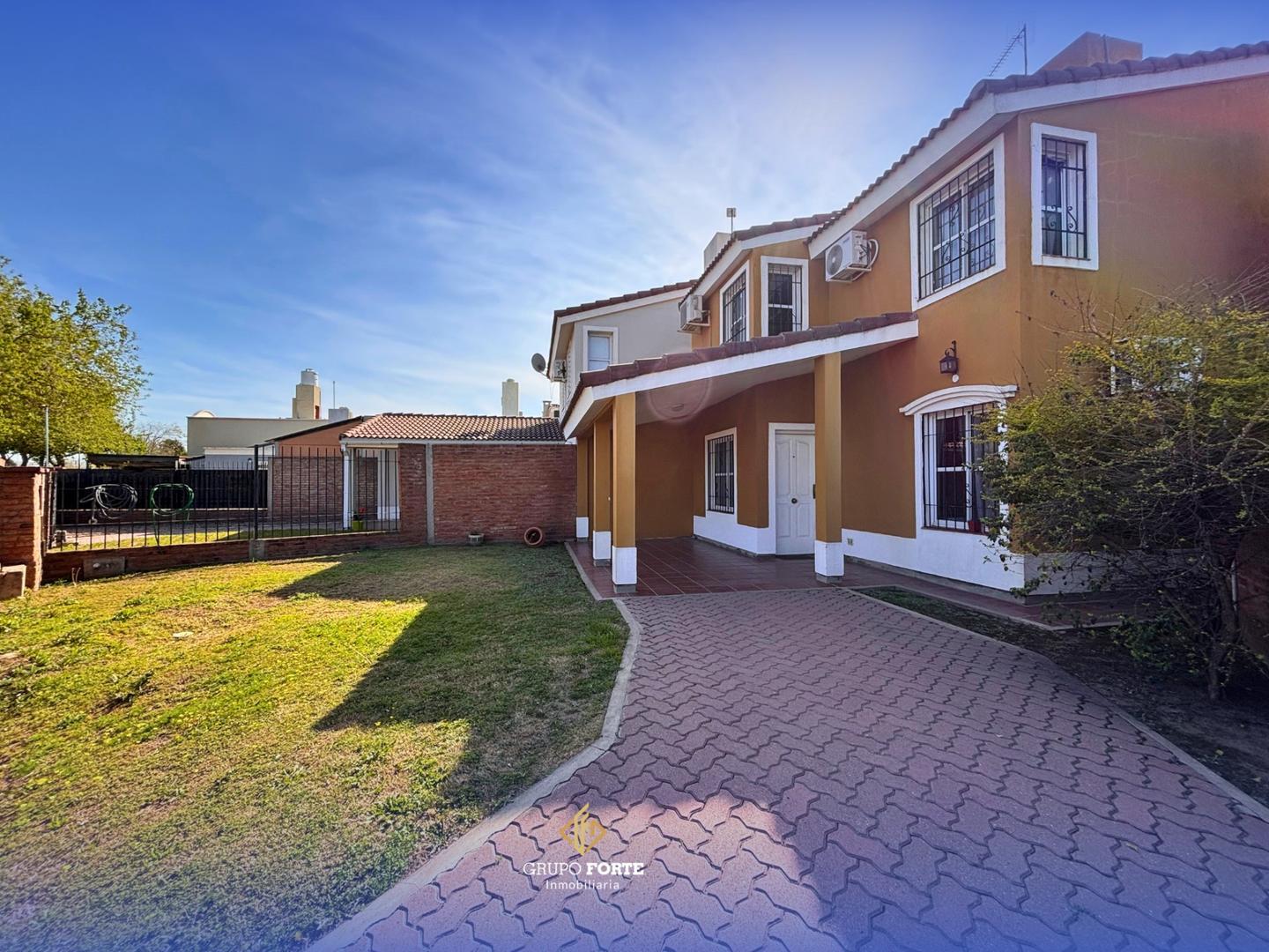 Casa en barrio semi privado - Con escritura