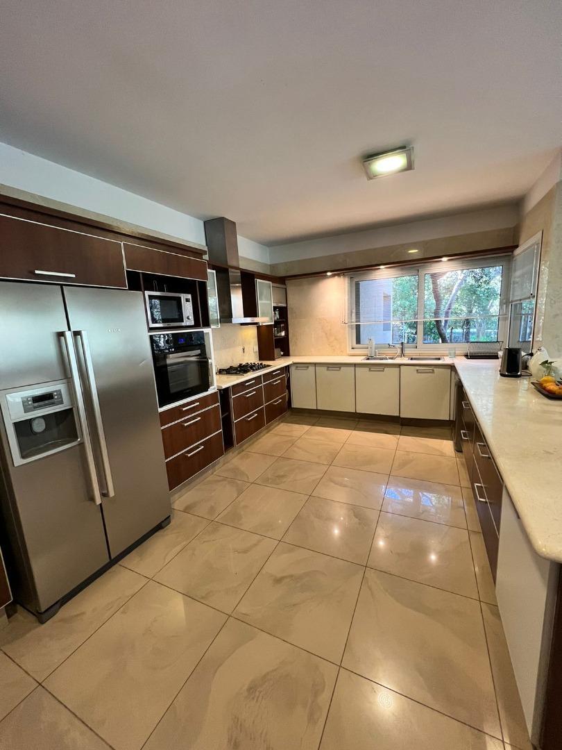 Casa en Venta con 6 cocheras