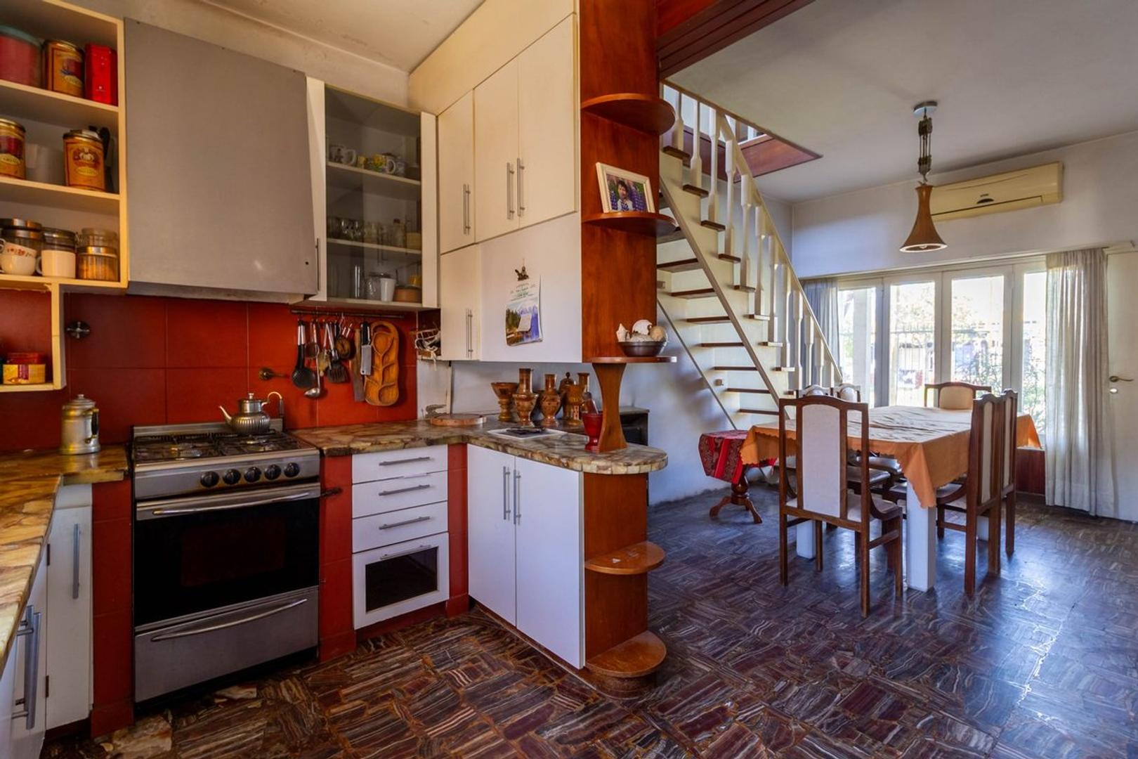 Casa 6 ambientes con 2 baños