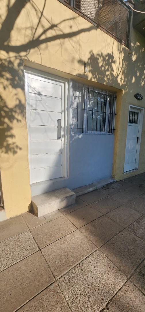 EXCELENTE PH DE 2 AMBIENTES CON PATIO A 5 CUADRAS EST. MERLO