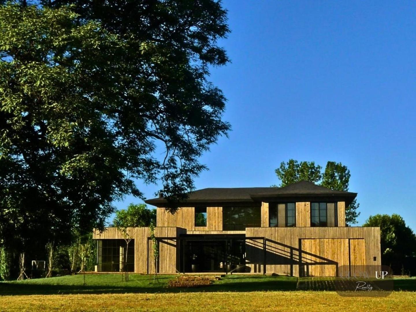 Casa en Venta con 2 cocheras