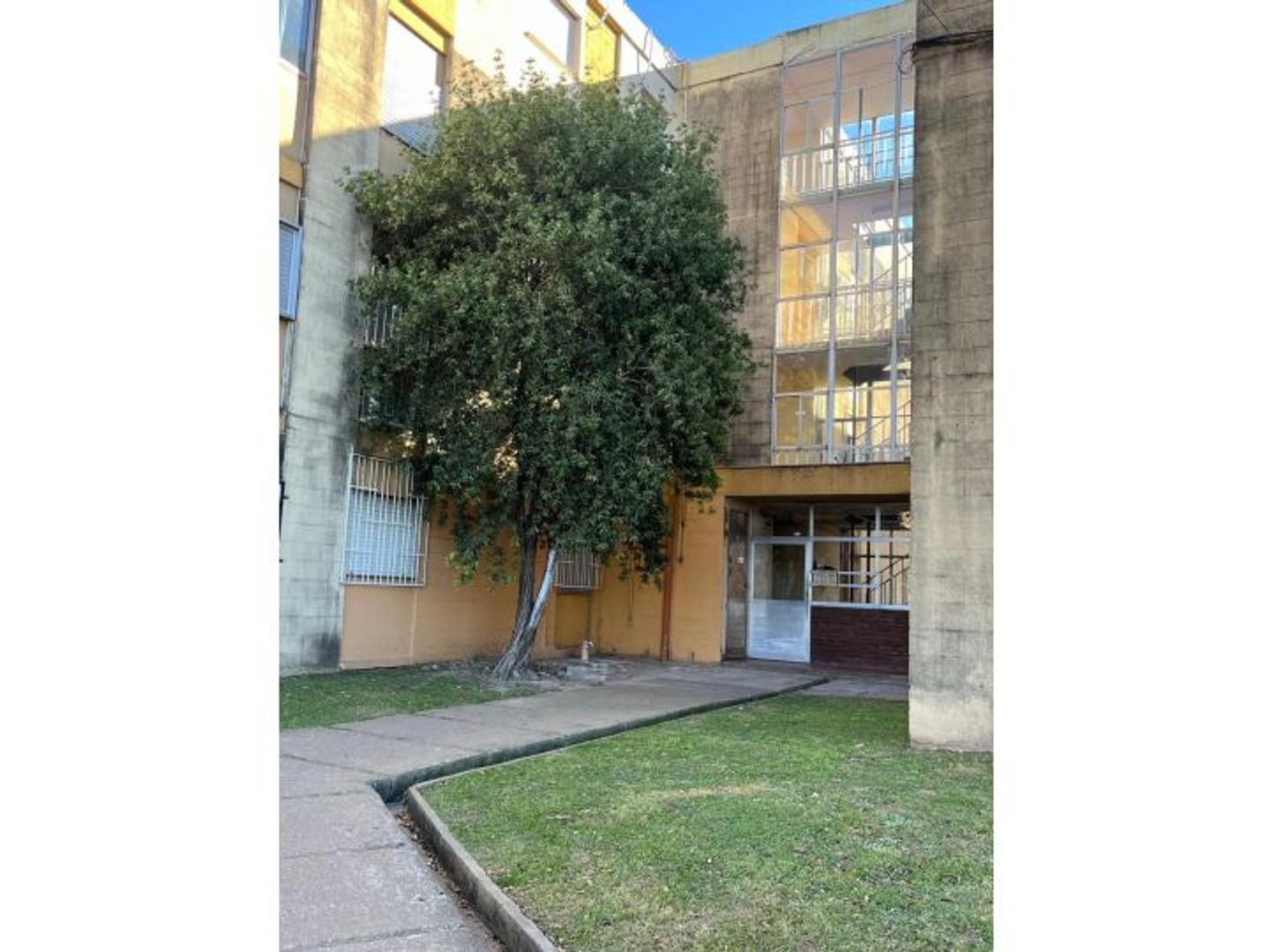 BARRIO RUCCI AMPLIO DEPARTAMENTO EN PB DE 2 DORMITORIOS RECICLADO