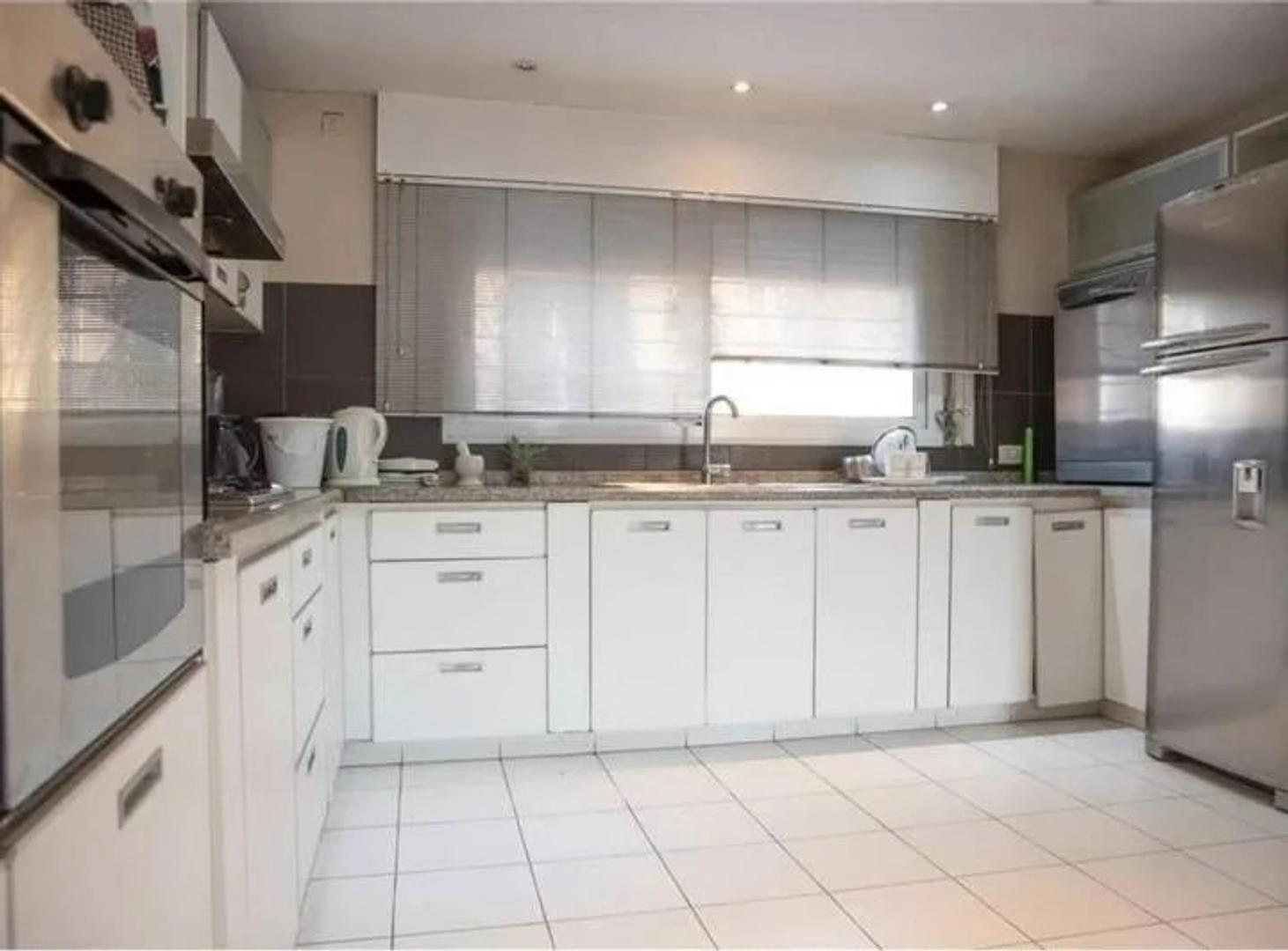 CASA EN VENTA CUATRO DORMITORIOS CON PILETA