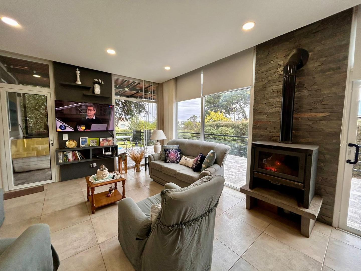 Casa en Venta con 2 cocheras